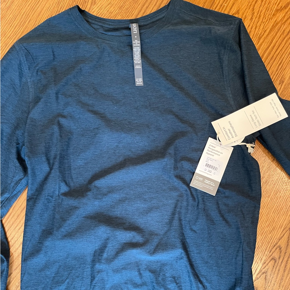 Vuori strati tech tee long sleeve. M.  Color is heather navy- has greenish hue